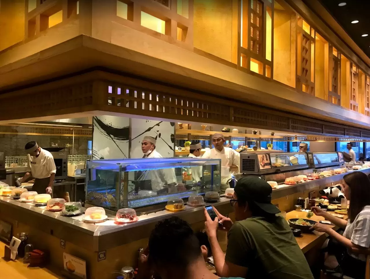Suasana ruang makan Sushi Hiro Jakarta Barat